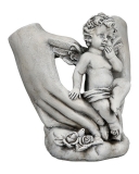 Engelfigur zwischen zwei Händen, B 11,5 cm