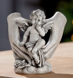 Engelfigur zwischen zwei Hnden, B 11,5 cm