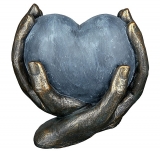 Skulptur Herz in zwei Händen