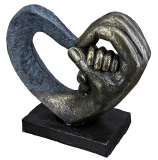 Skulptur Herzfigur Kinderhand gibt die Hand