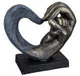 Skulptur Herzfigur Kinderhand gibt die Hand